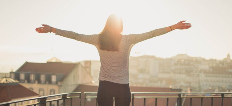 Oggi che il corpo è costretto in casa, liberiamo la nostra mente